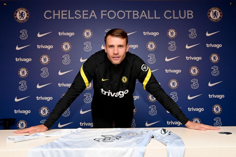 Marcus Bettinelli signing contract with Chelsea
